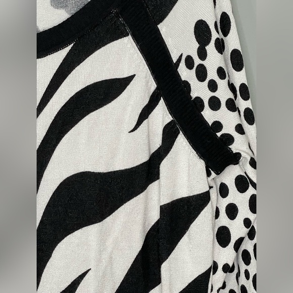 Neiman Marcus Animal Print Sweater (L) - Picture 6 of 11